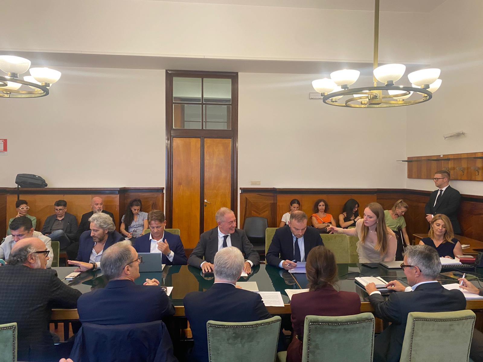 tavolo di confronto yoox